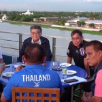 ปทุมธานี- นายกองค์การบริหารส่วนจังหวัดปทุมธานีร่วมนายแพทย์ชลน่านหัวหน้าพรรคเพื่อไทยและผู้บริหารเลี้ยงให้กำลังใจนักกีฬากีฑาทีมชาติไทย