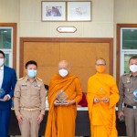 ปทุมธานี – ผู้ว่าหมูป่ามอบโล่เกียรติคุณแก่วัดพระธรรมกาย มูลนิธิธรรมกาย และคณะศิษยานุศิษย์ฯ ร่วมสนับสนุนขับเคลื่อนโครงการ Drive thru เจอ แจก จบ เพื่อชาวปทุมฯ ปทุมธานี – ผู้ว่าหมูป่ามอบโล่เกียรติคุณแก่วัดพระธรรมกาย มูลนิธิธรรมกาย และคณะศิษยานุศิษย์ฯ ร่วมสนับสนุนขับเคลื่อนโครงการ Drive thru เจอ แจก จบ เพื่อชาวปทุมฯ