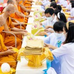ปทุมธานี วัดพระธรรมกายเปิดวัดจัดงานวันมหารำลึกสร้างขวัญกำลังใจมอบทุนการศึกษาแก่เยาวชน55ทุน78,000บาท