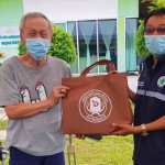 ปทุมธานี – สมาชิกสภาเทศบาลตำบลหลักหก นำแอลกอฮอล์, หน้ากากอนามัย และเจลล้างมือ มอบให้กับผู้สูงอายุ ปทุมธานี – สมาชิกสภาเทศบาลตำบลหลักหก นำแอลกอฮอล์, หน้ากากอนามัย และเจลล้างมือ มอบให้กับผู้สูงอายุ