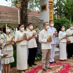 ปทุมธานี- ผู้ว่าราชการจังหวัดปทุมธานี นำหัวหน้าส่วนราชการประชาชน เวียนเทียนเนื่องในวันอาสาฬหบูชา พุทธศักราช ๒๕๖๕  ณ วัดโบสถ์ ตำบลบางกระบือ อำเภอสามโคก จังหวัดปทุมธานี