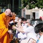 ปทุมธานี วัดพระธรรมกายลอนดอนจัดตักบาตรพระสงฆ์5ประเทศ ส่งอาหารแห้งช่วยเหลือคนไร้บ้านในอังกฤษ ปทุมธานี วัดพระธรรมกายลอนดอนจัดตักบาตรพระสงฆ์5ประเทศ ส่งอาหารแห้งช่วยเหลือคนไร้บ้านในอังกฤษ