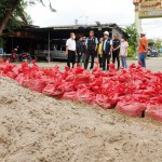 ปทุมธานี ท่วมแล้วปทุม นายกแจ๊สห่วยใยปชช.ริมแม่น้ำเจ้าพระยาหลังฝนตกน้ำทะเลหนุนเร่งเสริมแนวกั้นน้ำ