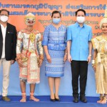 ปทุมธานี- รองผู้ว่าราชการจังหวัดปทุมธานีเป็นประธานเปิดงาน ” ภูษาศิลป์ จากท้องถิ่นสู่สากล จังหวัดปทุมธานี “