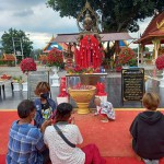 ปทุมธานี- ชาวบ้านส่องธูป ท้าวเวสสุวรรณโณ วัดตระพัง สามโคก ก่อนวันหวยออกกันอย่างคึกคัก