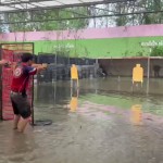 ปทุมธานี สีสันน้ำท่วม นักกีฬายิงปืนลุยน้ำมาซ้อมยิงปืนกลางน้ำท่วมที่สนามยิงปืนภูมิไพลิน ปทุมธานี สีสันน้ำท่วม นักกีฬายิงปืนลุยน้ำมาซ้อมยิงปืนกลางน้ำท่วมที่สนามยิงปืนภูมิไพลิน