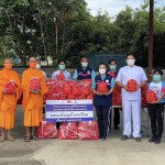 ปทุมธานี วัดพระธรรมกายส่งแรงใจมอบถุงยังชีพข้าวสารอาหารแห้งช่วยเหลือผู้ประสบภัยน้ำท่วม