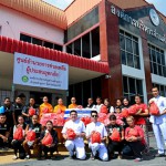 ปทุมธานี ธารน้ำใจไหลไม่หยุด วัดพระธรรมกายระดมแจกถุงยังชีพช่วยน้ำท่วมแก่ชาวปทุมธานี