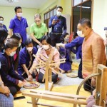 ปทุมธานี-ผ้าใยบัวหลวง ผ้าอัตตลักษณ์ ประจำจังหวัดปทุมธานี เริ่มขับเคลื่อน ตามพระราชวินิจฉัย สมเด็จพระเจ้าลูกเธอ เจ้าฟ้าสิริวัณณวรี นารีรัตนราชกัญญา ที่จะต่อยอดให้เป็น ผ้าลินิน รายแรกของเมืองไทย