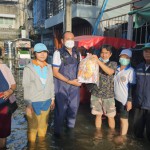 ปทุมธานี นายกเทศมนตรีนครรังสิต เร่งแจกถุงยังชีพเทศบาลนครรังสิตให้กับประชาชนที่ได้รับผลกระทบน้ำท่วมในพื้นที่ ย้ำ จะแจกจ่ายให้ทั่วถึงไม่ตกหล่น