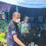 ปทุมธานี นายกโบว์ลิ่งลุยแจกถุงยังชีพเทศบาลนครรังสิตให้กับประชาชนที่ได้รับผลกระทบน้ำท่วม ปทุมธานี นายกโบว์ลิ่งลุยแจกถุงยังชีพเทศบาลนครรังสิตให้กับประชาชนที่ได้รับผลกระทบน้ำท่วม