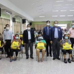 ปทุมธานี-คณะทำงานรองนายกรัฐมนตรี (นายสุพัฒนพงษ์ พันธ์มีเชาว์) ลงพื้นที่ติดตามสถานการณ์อุทกภัย และมอบถุงยังชีพเพื่อช่วยเหลือผู้ประสบอุทกภัย ในจังหวัดปทุมธานี