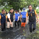 ปทุมธานี นายก อบจ.ปทุมานี ร่วมนายก ทต.ลำลูกกาลุยน้ำเน่าแจกถุงยังชีพถึงมือผู้ป่วยติดเตียง 20 ครอบครัว