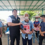 ปทุมธานี จ่ายุทธลงพื้นที่น้ำท่วมช่วยคนคลองหลวงพร้อมรุดให้กำลังใจผู้ป่วยสุงอายุ