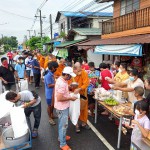 ปทุมธานี -เทศบาลตำบลสามโคก จัดกิจกรรมทำบุญตักบาตรเนื่องใน”วันสารทไทยและสารทมอญ” มีประชาชนร่วมทำบุญใส่บาตรอย่างคึกคัก