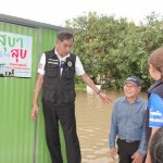 ปทุมธานี นายกแจ๊สปิ้งไอเดียทำสุขาลอยน้ำเพื่อบรรเทาทุกข์ให้ประชาชนที่น้ำท่วมบ้าน