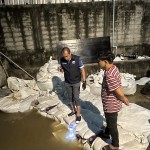 ปทุมธานี นายกโบว์ลิ่งรุดตรวจสอบน้ำเจ้าพระยาลอดถนนช่วยป้องกันน้ำท่วมพื้นที่อาศัยของประชาชน