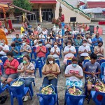 ปทุมธานี- ศิษย์ยานุศิษย์ร่วมพิธีอาบน้ำมนต์ธรณีสาร วัดตระพัง สามโคก เพื่อเป็นสิริมงคล กันอย่างคึกคัก