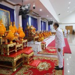 ปทุมธานี-ผู้ว่าฯปทุมธานี นำข้าราชการ และประชาชน ทำบุญตักบาตร ถวายพระราชกุศล เนื่องในวันคล้ายวันสวรรคตพระบาทสมเด็จพระบรมชนกาธิเบศร มหาภูมิพลอดุลยเดชมหาราช บรมนาถบพิตร