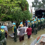 ปทุมธานี กองทัพบก (ปตอ.๒ พัน.๔) “ลุยน้ำ” มอบถุงยังชีพช่วยเหลือผู้ที่ถูกน้ำท่วมริมแม่น้ำเจ้าพระยา ณ ชุมชนวัดเจดีย์ทอง ตำบลคลองควาย อำเภอสามโคก จังหวัดปทุมธานี