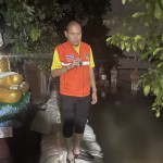 ปทุมธานี นายกทน.รังสิตเป็นห่วงน้ำในเจ้าพระยารุดดูจุดเสี่ยงวัดถั่วทองหวั่นคันกั้นน้ำแตกเหมือนจ.นนทบุรี