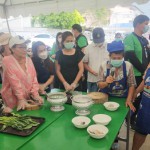 ปทุมธานี – นครรังสิตเริ่มแล้ว งานลอยกระทง ปทุมนคราธารานฤมิต จัดอบรมคนรังสิตเรียนรู้การทำก๋วยเตี๋ยวเรือรังสิต และ ทำขนมถ้วย โดยมีประชาชนเข้าร่วมกว่า 300 คน