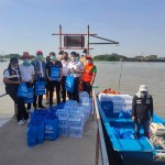 ปทุมธานี-รองผู้ว่าฯปทุมธานี ลงพื้นที่มอบของยังชีพแก่ผู้ประสบอุทกภัยที่ได้รับผลกระทบ ตำบลบ้านงิ้ว อำเภอสามโคก