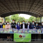 ปทุมธานี-รองผู้ว่าฯปทุมธานี ลงพื้นที่มอบถุงยังชีพแก่ผู้ประสบอุทกภัยพื้นที่ ณ วัดบัวทอง ตำบลบ้านปทุม อำเภอสามโคก