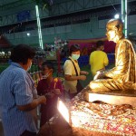 ปทุมธานี พุทธศาสนิกชนทำบุญพิธีเททองหล่อหล่อรูปเหมือนพระครูปทุม วุฒิคุณ อาจารย์แกละ (อดีตเจ้าอาวาสวัดสะแก)คืนที่ ๒ กันอย่างคึกคัก