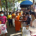 ปทมธานี “คลื่นมหาชนคนบุญ”  ร่วมทำบุญตักบาตรข้าวสาร อาหารแห้ง “วันขึ้นปีใหม่ 2566 ” วัดบางเตยกลาง สามโคก กันอย่างคึกคัก