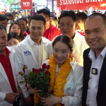 ปทุมธานี กระหึ่มอุ๊งอิ๊งลงพื้นที่ตลาดนัดเปิดตัวผู้สมัครส.ส. บิ๊กแจ๊ดมอบช่อดอกไม้เน้นคนปทุมให้เลือกคนดี