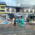 ปทุมธานี ไฟไหม้ตึกแถว 3 ชั้นร้านขายของชำลามเสียหายไปกว่า 4 คูหา ปทุมธานี ไฟไหม้ตึกแถว 3 ชั้นร้านขายของชำลามเสียหายไปกว่า 4 คูหา