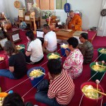 ปทุมธานี “พระครูขันติธรรมรัต” เจ้าอาวาสวัดตระพัง อาบน้ำมนต์ธรณีสารใหญ่ ให้กับศิษย์ยานุศิษย์ เพื่อเป็นสิริมงคล กันอย่างคึกคัก