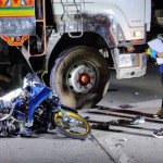 ปทุมธานี ” หนุ่มใหญ่”  ขี่จักรยานยนต์ชนรถบรรทุกพ่วงชีวิตคาที่