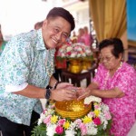 ปทุมธานี  รดน้ำขอพร “พี่ใหญ่” หัวหน้าทีมพลังประชารัฐ พัฒนาปทุมธานี เนื่องในวันปีใหม่ไทย เพื่อเป็นสิริมงคล