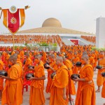 ปทุมธานี พุทธศาสนิกชน 10,000 คน ร่วมบุญพร้อมกันตักบาตรสามเณร 5,000 รูป ในวันคุ้มครองโลก