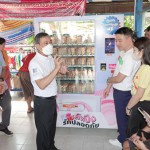 ปทุมธานี สปสช.แจกถุงยางฟรีรับเปิดเทอม พร้อมติดตั้งตู้เลิฟปังอำนวยความสะดวกให้วัยรุ่นรักสนุก