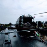 ปทุมธานี พายุฝนกระหน่ำพัดเสาไฟฟ้าหักกว่า30ต้นล้มใส่หลังคาบ้านรถปชช.ได้รับความเสียหาย