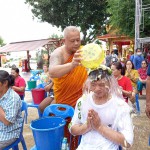 ปทุมธานี “พระครูขันติธรรมรัต”  อาบน้ำมนต์ธรณีสารใหญ่ ศิษย์ยานุศิษย์ เพื่อเป็นสิริมงคล คึกคัก