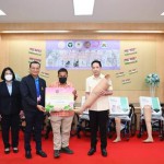 ปทุมธานี รองผู้ว่าราชการจังหวัดปทุมให้เกียรติเป็นประธาน พิธีมอบอุปกรณ์ช่วยเหลือผู้พิการ อันเนื่องมาจากการประสบภัยที่เกิดจากการใช้รถใช้ถนน