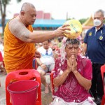 ปทุมธานี “คลื่นคนบุญแห่อาบน้ำมนต์ธรณีสารใหญ่”พระครูขันติธรรมรัต เจ้าอาวาส วัดตระพัง สามโคก กันอย่างคึกคัก