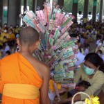 ปทุมธานี เด็กอนุบาล อบต.คลองสาม พร้อมผู้ปกครองร่วมบุญตักบาตรพระสงฆ์72รูป ถวายพระราชกุศล