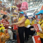 ปทุมธานี รพ.ประชาธิปัตย์และปชช.จิตอาสาร่วมเดินรณรงค์ประชาสัมพันธ์ให้ความรู้เกี่ยวกับโรคไข้เลือดออก