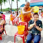 ปทุมธานี “พระครูขันติธรรมรัต” เจ้าอาวาสวัดตระพัง อาบน้ำมนต์ธรณีสารใหญ่ ให้กับศิษยานุศิษย์ เพื่อเป็นสิริมงคล