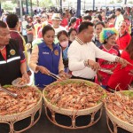 ปทุมธานี นายกป้อมเลี้ยงกุ้งเผา 200 กิโลฯ และ ทุเรียน 2 ตัน ในงานกีฬาสี อบต.ลาดหลุมแก้วชาวบ้านอิ่มท้องก้าง ปทุมธานี นายกป้อมเลี้ยงกุ้งเผา 200 กิโลฯ และ ทุเรียน 2 ตัน ในงานกีฬาสี อบต.ลาดหลุมแก้วชาวบ้านอิ่มท้องก้าง