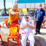 ปทุมธานี “พระครูขันติธรรมรัต” เจ้าอาวาสวัดตระพัง อาบน้ำมนต์ธรณีสารใหญ่ ให้กับศิษยานุศิษย์ เพื่อเป็นสิริมงคล (เช้า-บ่าย)