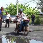 ปทุมธานี นายกแจ๊สพร้อมทีมงานลงพื้นที่สำรวจพื้นผิวถนนที่ชำรุดเพื่อเร่งซ่อมป้องกันอุบัติเหตุ