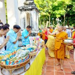 ปทุมธานี วัดสิงห์ สามโคก จัด ประเพณีทำบุญตักบาตรพระร้อย รอบอุโบสถเก่าแก่  ๓๕๖ ปี สมัยอยุธยา   ณ โบสถ์เก่า วัดสิงห์ ตำบลสามโคก อำเภอสามโคก จังหวัดปทุมธานี