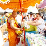 ปทุมธานี “ตักบาตรพระร้อยครั้งแรก” วัดตระพัง สามโคก จัดพิธีทำบุญตักบาตรพระร้อย พุทธศาสนิกชน เข้าร่วมพิธีกันอย่างคึกคัก ณ วัดตระพัง หมู่ที่ 5 ตำบลเชียงรากใหญ่ อำเภอสามโคก จังหวัดปทุมธานี