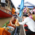 ปทุมธานี พ่อเมืองปทุมธานี ร่วมสืบสานประเพณีตักบาตรพระร้อย ทางเรือ ณ วัดหงษ์ปทุมาวาส อำเภอเมืองปทุมธานี